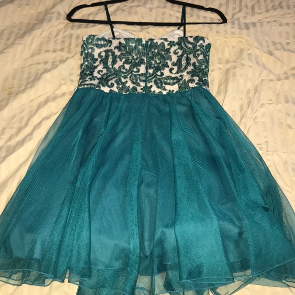Emerald green dress worn once for my homecoming - Picture 4 of 8